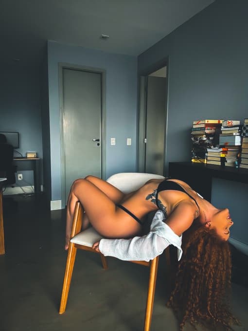 Laura Peron, escort indépendante de luxe et masseuse professionnelle